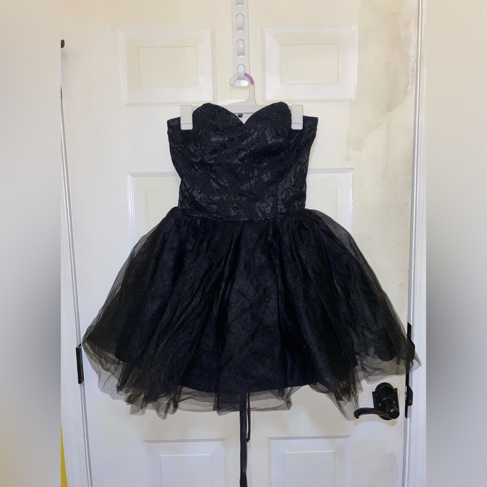 Black lace up dress w/ beaded detail | Prom | Homecoming | Dress